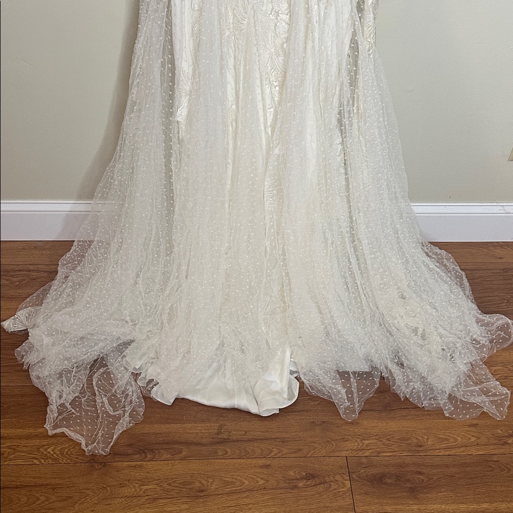 Alexandra Grecco Felix
White Lace Wedding Dress - Picture 4 of 9